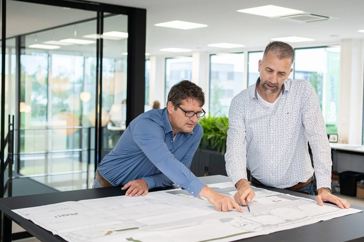experience_biogas Project engineer en operationeel directeur overleggen over tekening