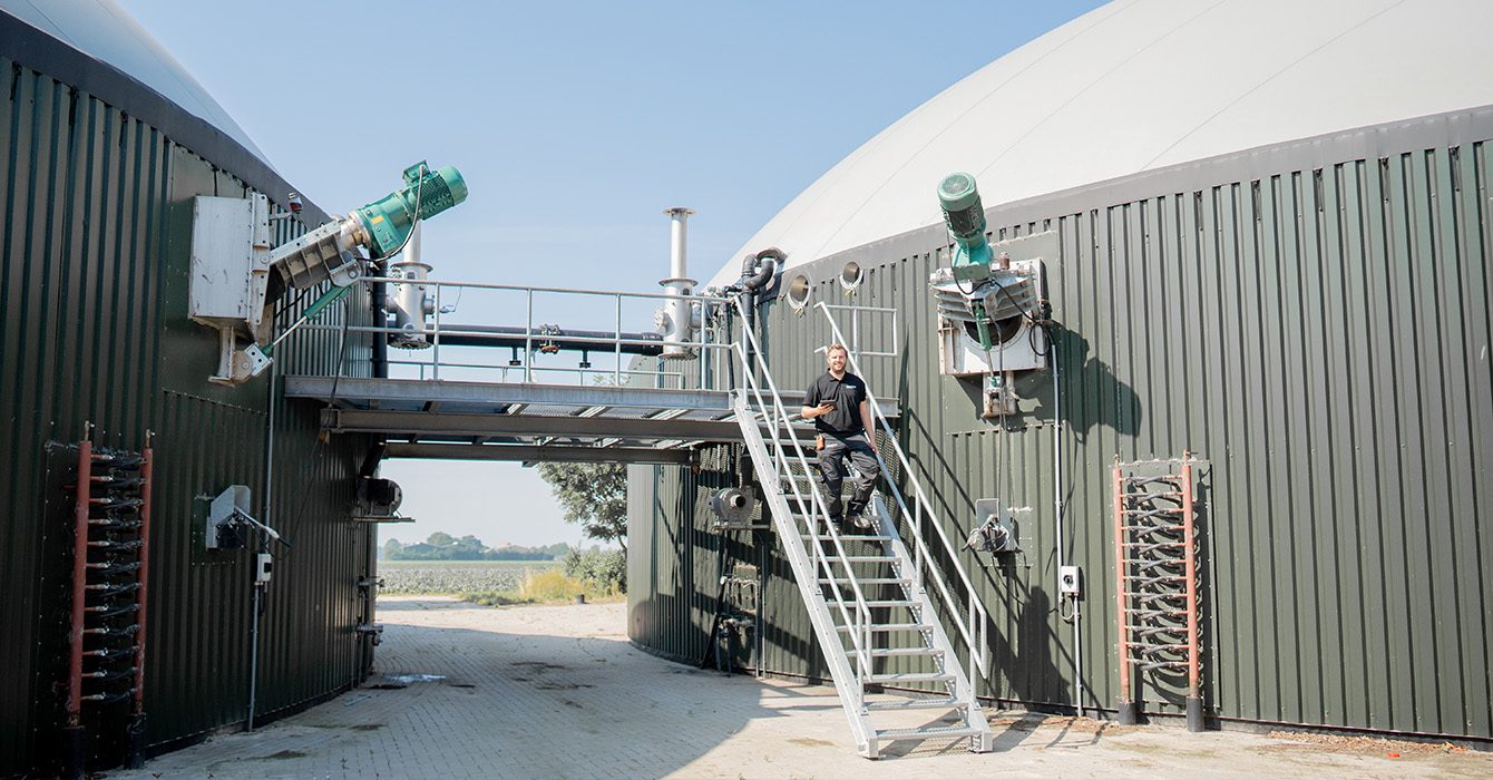 Operator Loopt Op Trap Tussen Vergisters Peters Biogas Luttelgeest