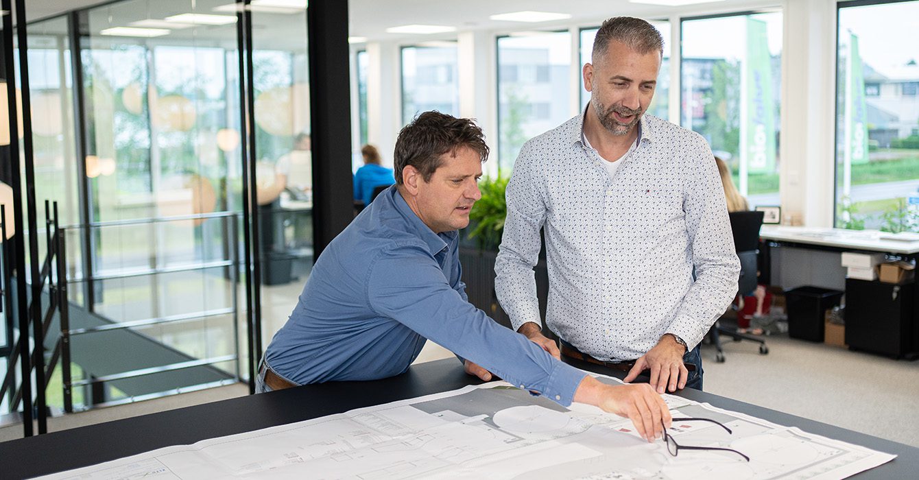 Project Ingenieur En Operationeel Directeur Overleggen Aan De Tekentafel