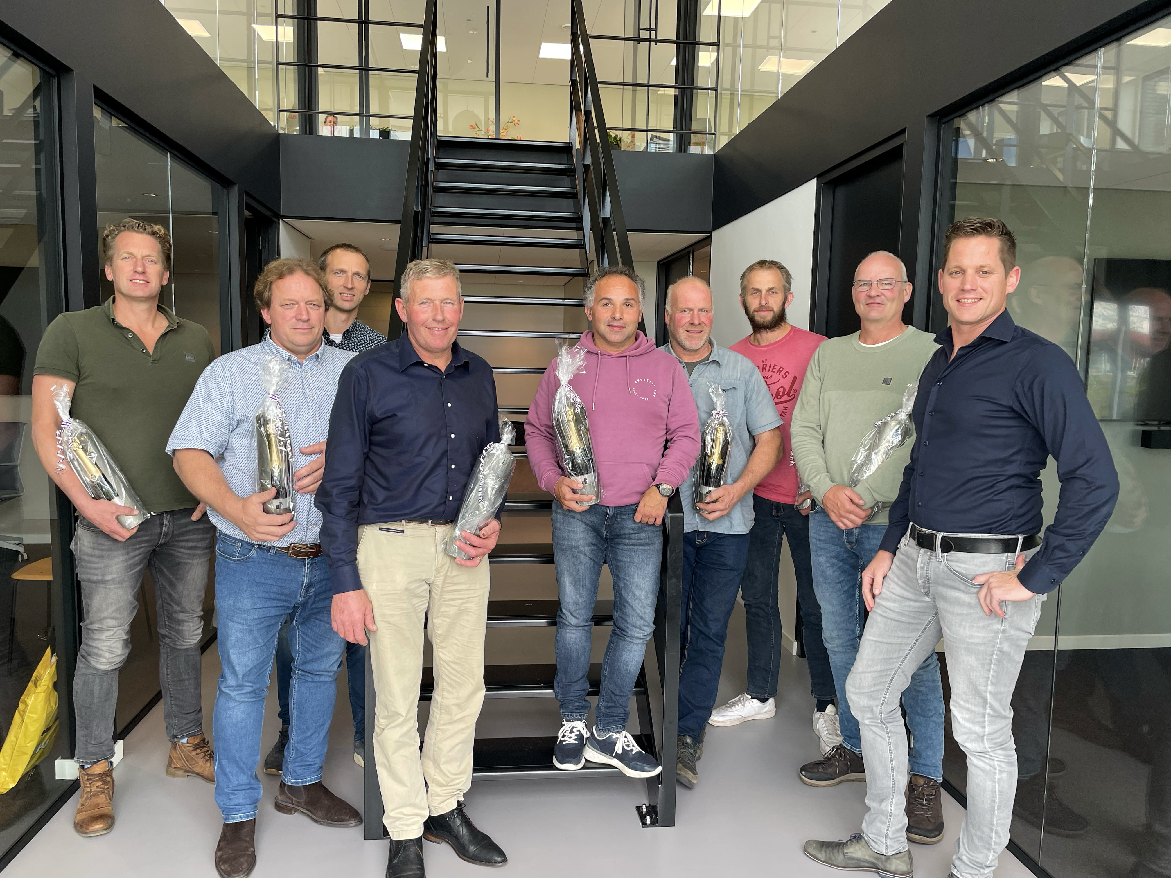 De acht veehouders van Groene Energie Kromme Rijn en Heuvelrug samen met Ids Schaap, eigenaar van BioValue.